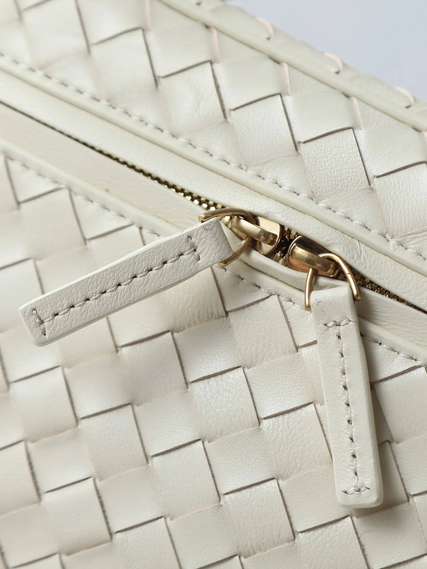 800. BOTTEGA VENETA2025 new women's small Soft Vanity bag adopts the classic Intrecciato weaving technique, inheriting the classics. The ring buckle design 😎 The light metal chain gives you a high-end sense of matching. The chain is removable, so you can wear it as a small bag ~ An elegant small bag that is perfect for participating in events. The overall body of the bag is as soft as marshmallow and can be easily kneaded, showing the strong toughness and high-end feel of the leather. The touch of sheepskin is so amazing. It is so healing when pinched! I have absolutely no resistance to small bags! ! ! Style number: 843800 Size: 19*14*3cm